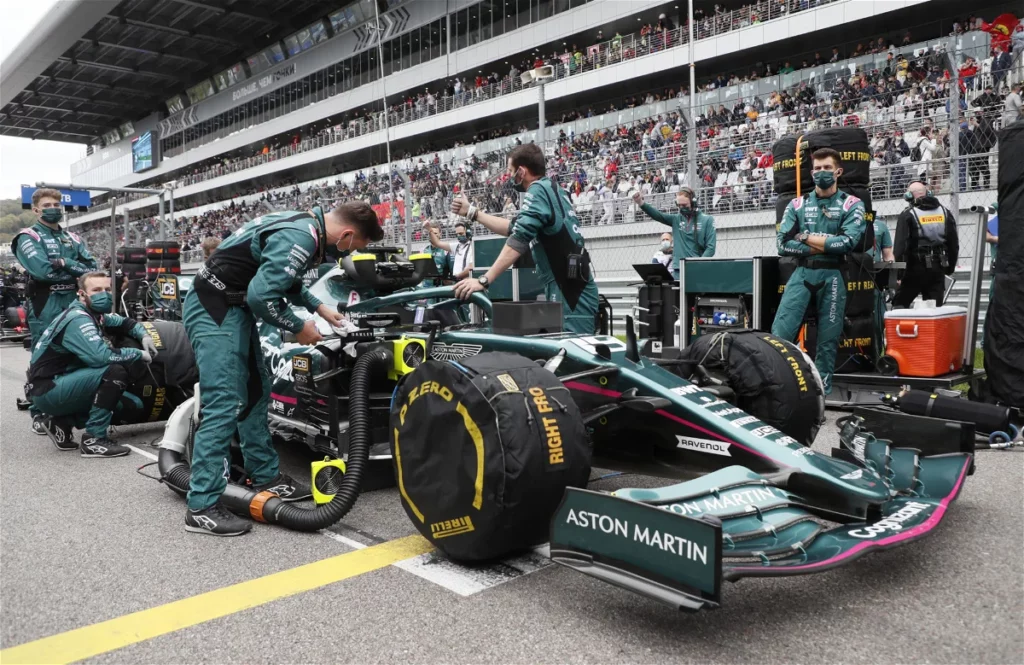 Les couvertures chauffantes sur les pneus de l'Aston Martin de Lance Stroll au GP de Russie 2021 (Reuters / Yuri Kochetkow)