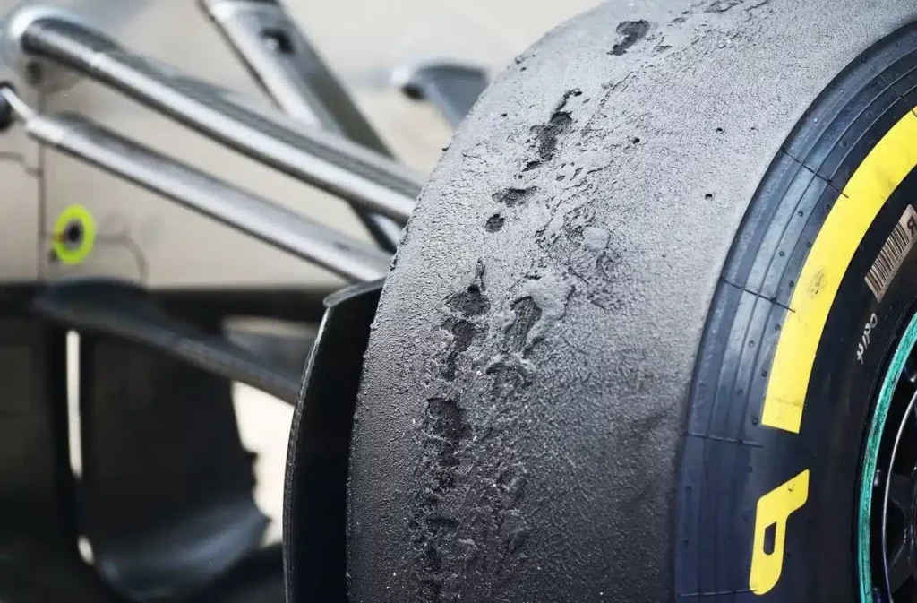 Du graining sur un pneu Pirelli de Formule 1 (Las Motorsport)