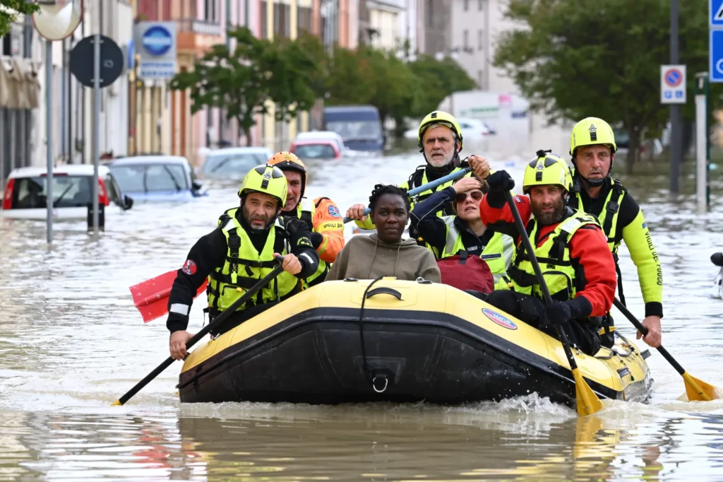 Des secouristes évacuent un habitant de Lugo.
Photo : Andreas Solaro/AFP/Getty Images : Andreas Solaro/AFP/Getty Images