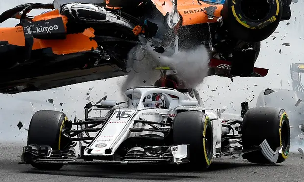 La McLaren de Fernando Alonso survole la Sauber de Charles Leclerc à Spa (John Thys/AFP/Getty Images)