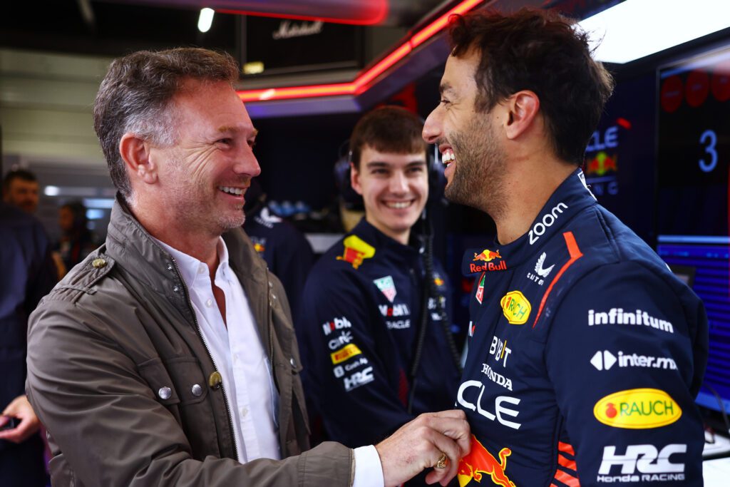 NORTHAMPTON, ANGLETERRE - 11 JUILLET : L'australien Daniel Ricciardo parle avec le directeur de l'équipe Red Bull Racing Christian Horner alors qu'il se prépare à conduire pendant les essais de Formule 1 sur le circuit de Silverstone le 11 juillet 2023 à Northampton, Angleterre. (Photo de Mark Thompson/Getty Images) / Getty Images / Red Bull Content Pool