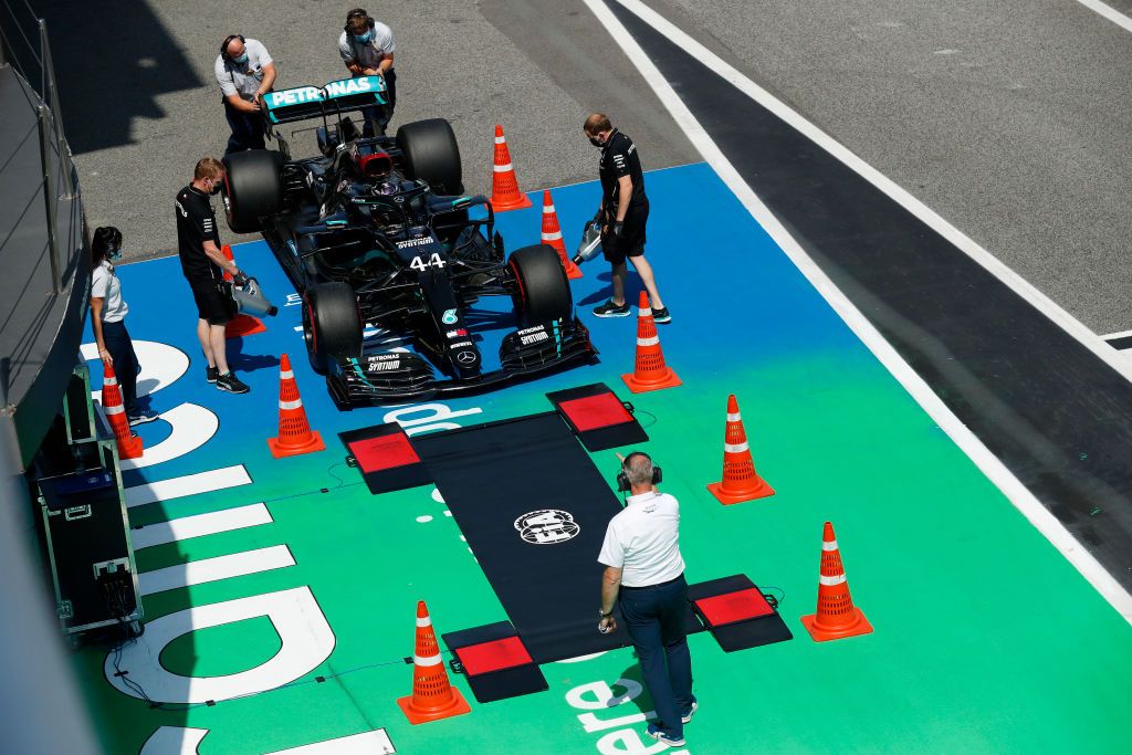 Pesée de la Formule 1 de Lewis Hamilton aux qualifications du GP d'Espagne en 2022 (Crédits : Getty Images / Pool). Les 4 carrés rouges sont les balances sur lesquelles seront positionnées les 4 roues de la voiture.