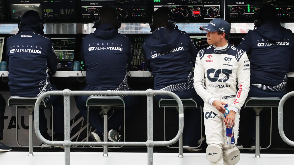 Nyck De Vries au banc de commandement AlphaTauri. PHOTO : GETTY IMAGES / PETER FOX